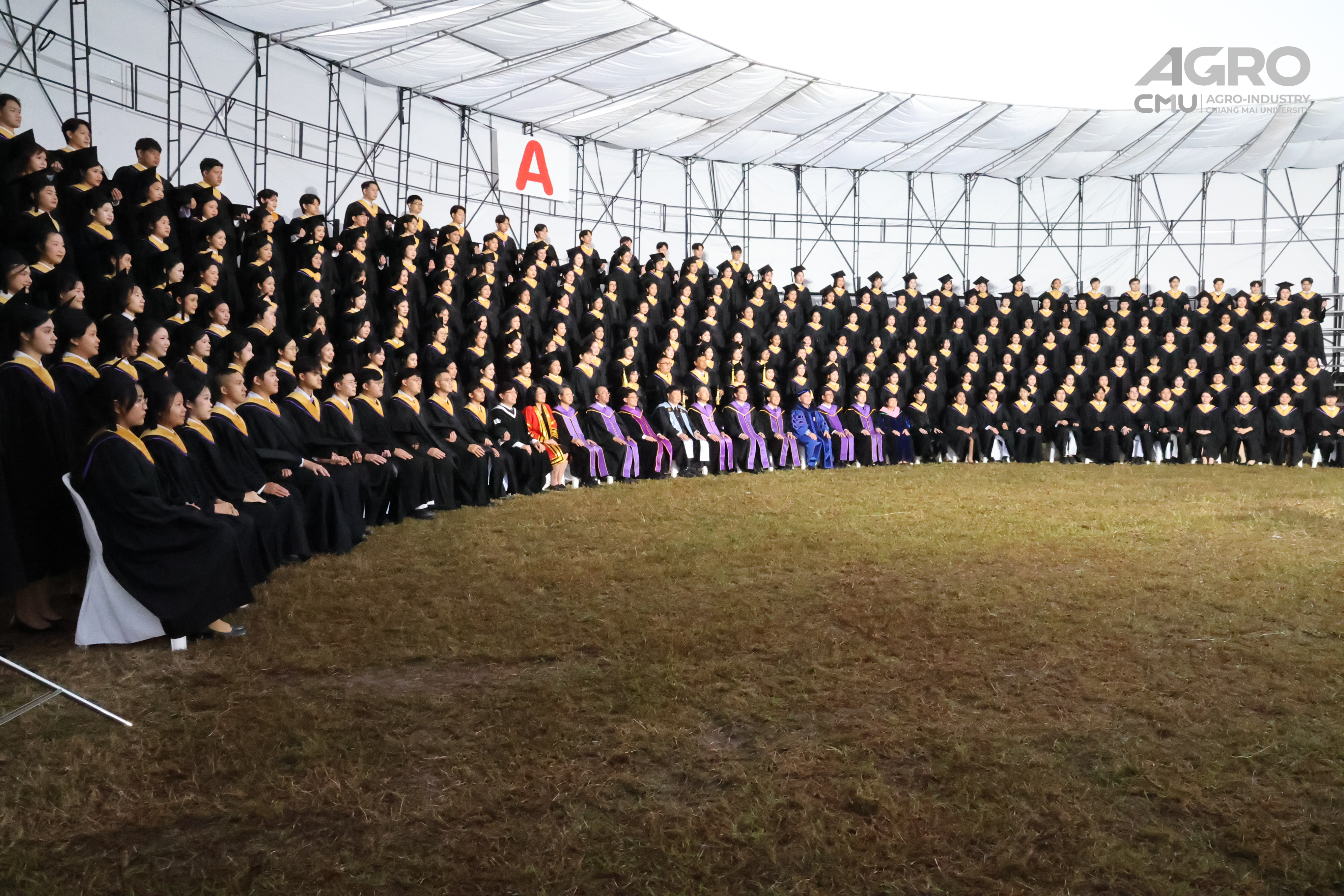 ร่วมถ่ายภาพหมู่และแสดงความยินดีกับบัณฑิต มช. รุ่นที่ 60