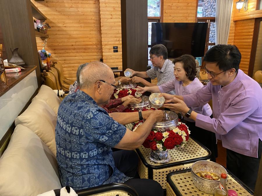 ร่วมพิธีรดน้ำดำหัวคณาจารย์อาวุโส คณะอุตสาหกรรมเกษตร