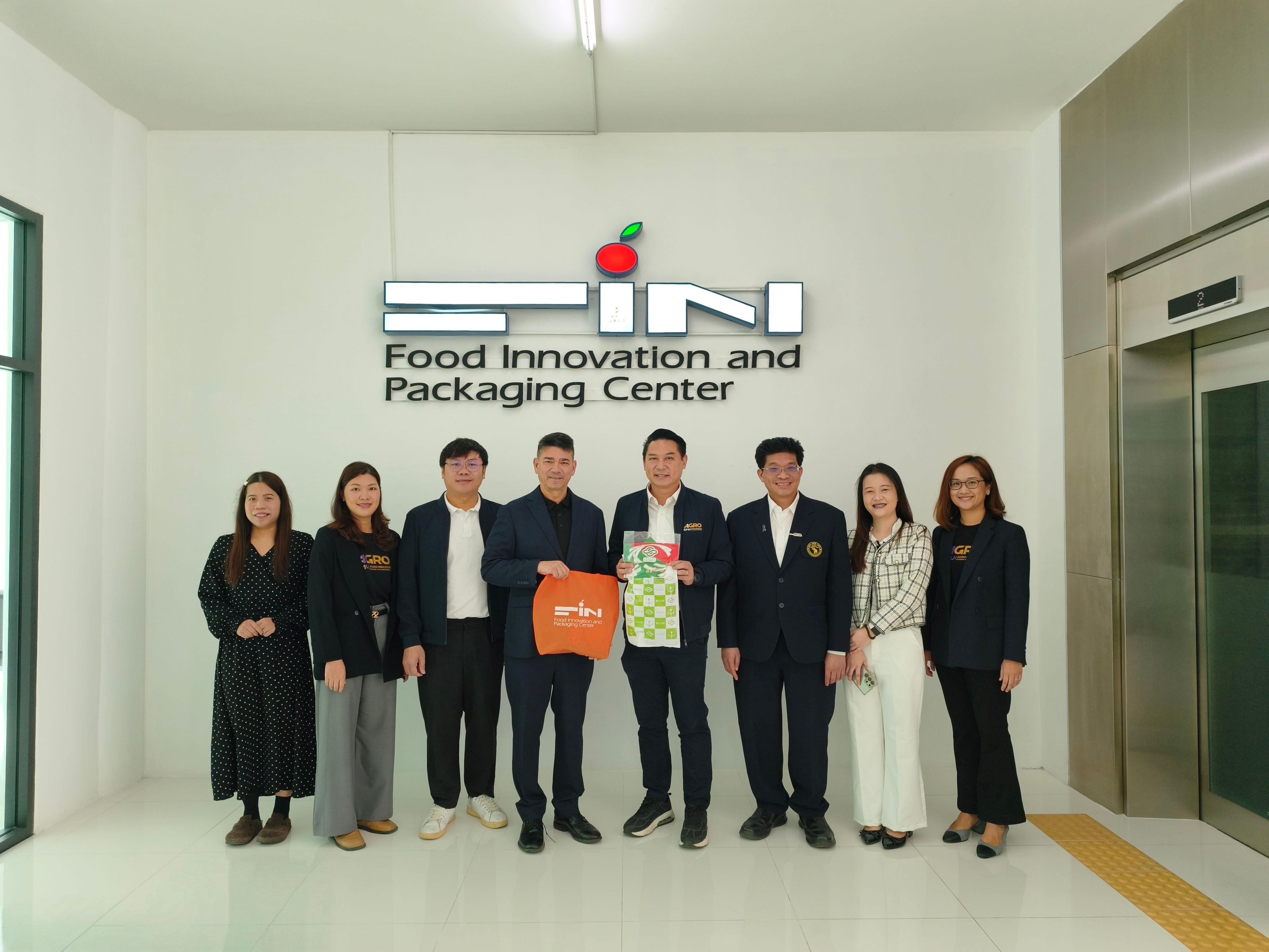 คณะอุตสาหกรรมเกษตรให้การต้อนรับ Dr. Peter Lutes จาก Kagawa University